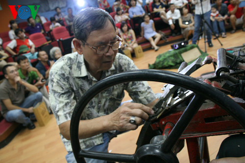 Artista Pham Quang Xuan y cuentos de las botas de mil leguas